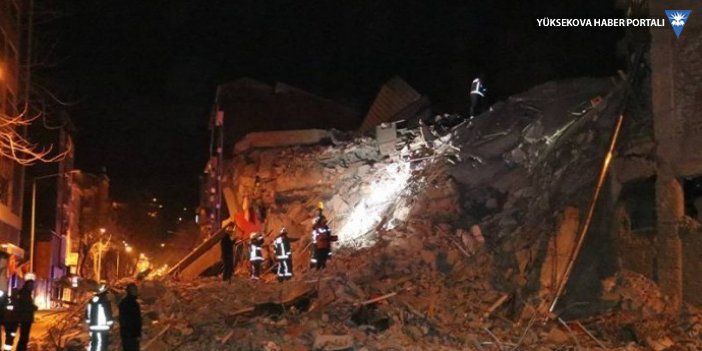 Malatya'da ağır hasarlı 6 katlı bina yıkıldı