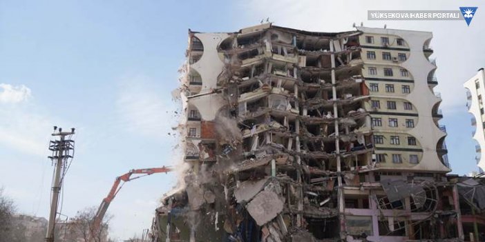Diyarbakır'da depremde yıkılan binanın kolonları inceltilmiş