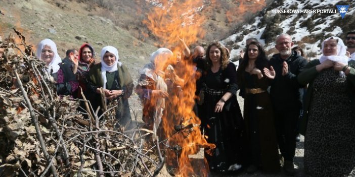 Şemdinli'de yılın ilk Newroz ateşi yakıldı