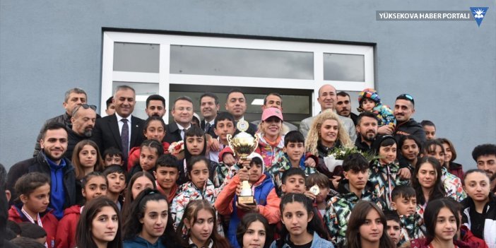 Türkiye şampiyonu Yüksekovalı kayakçılar davul zurnayla karşılandı