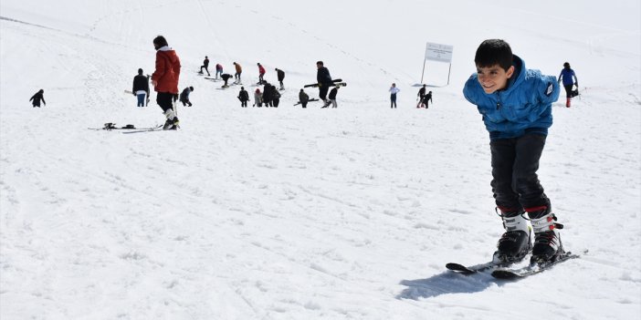 Hakkari'de bu yıl 5 bin 700 öğrenciye kayak eğitimi verildi