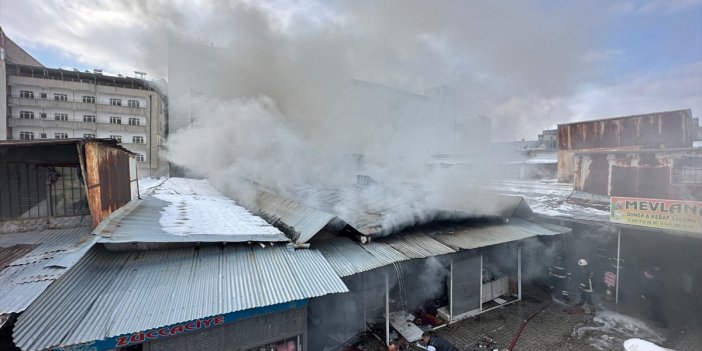 Van'da çok sayıda iş yerinin bulunduğu halk pazarında yangın çıktı