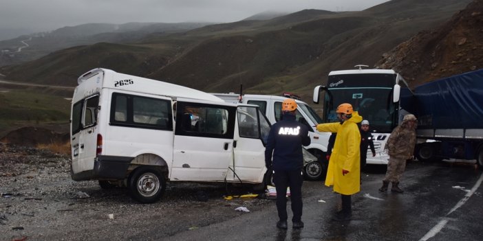Hakkari-Van yolunda kaza: 3 kişi öldü, 3 kişi yaralandı