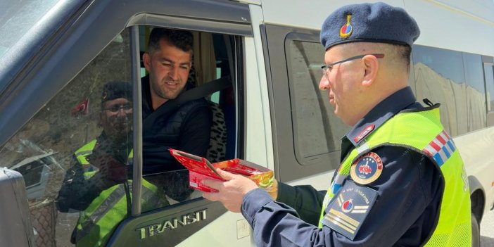 Esendere'de Trafik Jandarma ekipleri sürücülerin bayramını kutladı
