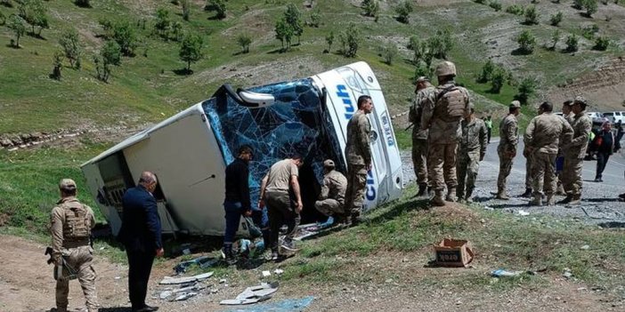 Şırnak'ta askerleri taşıyan otobüs devrildi: 2 asker yaşamını yitirdi, 44 yaralı