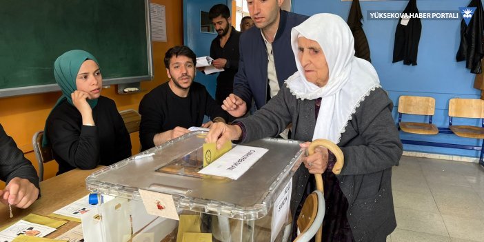 Yüksekova'da oy verme işlemi başladı