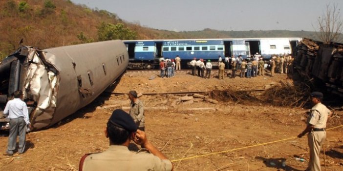 Hindistan'da tren kazasında ölü sayısı 288'e çıktı