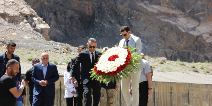 Hakkari'de depremlerde yaşamını yitirenler için Zap Suyu'na çiçek bırakıldı