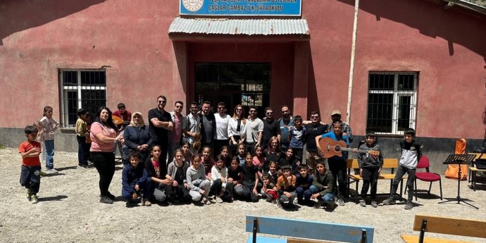 Yüksekova'da gönüllü öğretmenler Dağlıca'daki öğrencileri müzikle buluşturdu