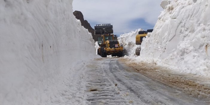 Yüksekova'da ekipler kar nedeniyle kapalı olan üs bölgesi yolunu açtı