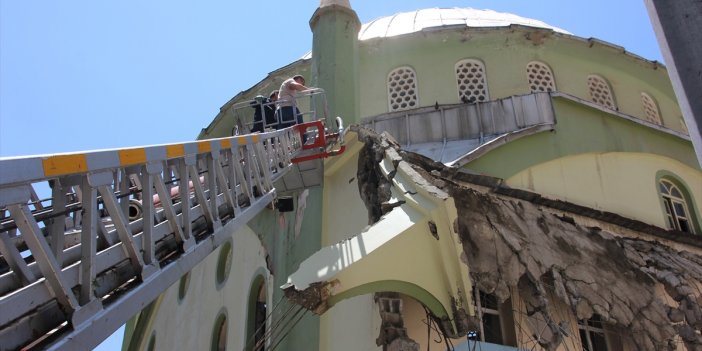 Hakkari'de yıkımına başlanan caminin çatısındaki yavru güvercinler kurtarıldı