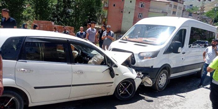 Hakkari'de minibüs ile otomobilin çarpıştığı kazada 3 kişi yaralandı