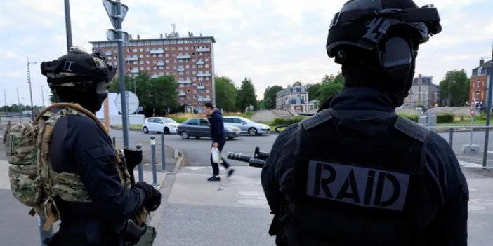 Fransa'da polisin öldürdüğü 17 yaşındaki genç defnedildi