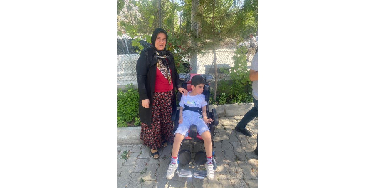 Hakkari'de engellilere akülü tekerlekli sandalye dağıtıldı