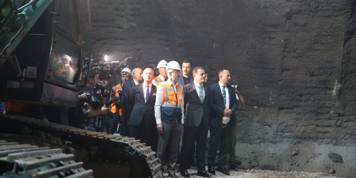 Bakan Uraloğlu, Yeniköprü-Yüksekova Yolu T-1 Tüneli Işık Görme Töreni'ne katıldı