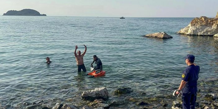 Van Gölü'nde kayanın üzerinde mahsur kaldı: Kumandalı araçla kurtarıldı