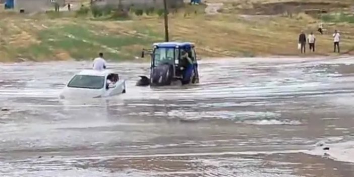 Türkiye-İran kara yolu sel nedeniyle ulaşıma kapandı