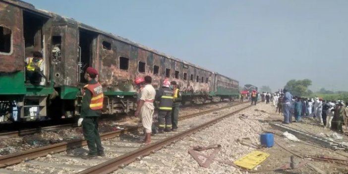 Pakistan'da yolcu treni raydan çıktı: 22 ölü, 50 yaralı