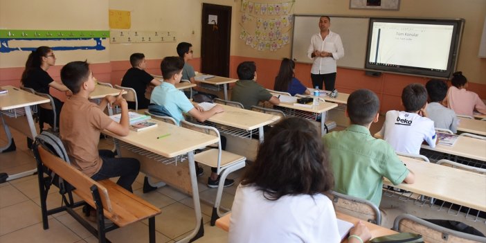 Manisalı öğretmen yaz tatilinde Hakkari'deki öğrencilerini sınava hazırlıyor