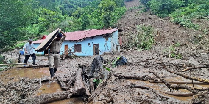 Hindistan'da sel ve toprak kaymalarında 50'den fazla kişi hayatını kaybetti