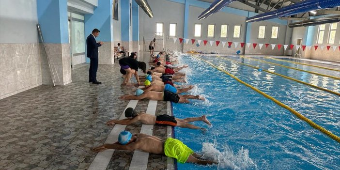 Yüksekova'da derede yüzen çocuklara havuz sürprizi