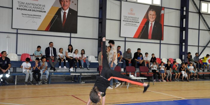 Çukurca'da öğrenciler jimnastik gösterisi yaptı