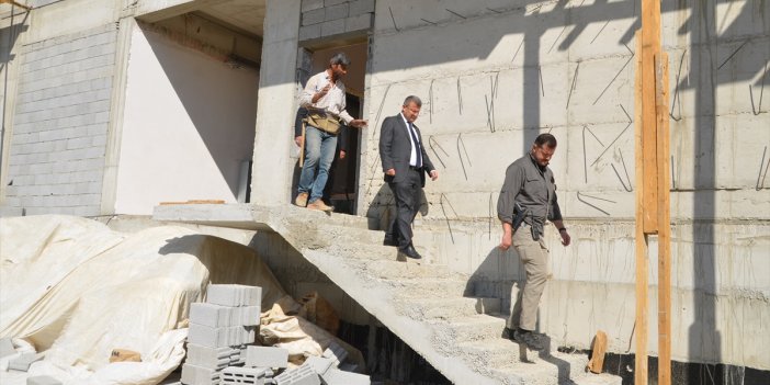 Yüksekova Kaymakamı Çimşit, okul inşaatlarını inceledi