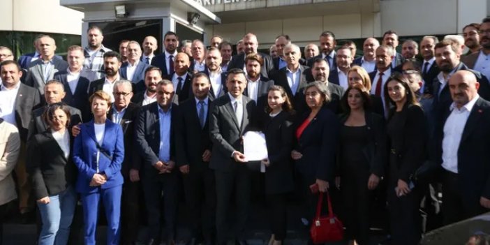 Yeni CHP İstanbul İl Başkanı Özgür Çelik mazbatasını aldı