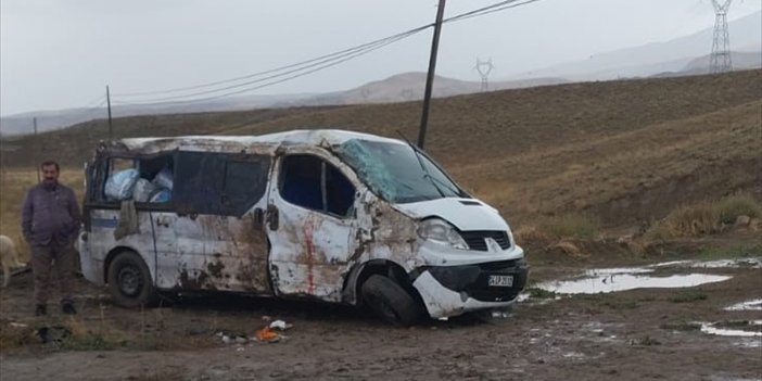 Özalp'da şarampole devrilen minibüsteki 4 kişi yaralandı