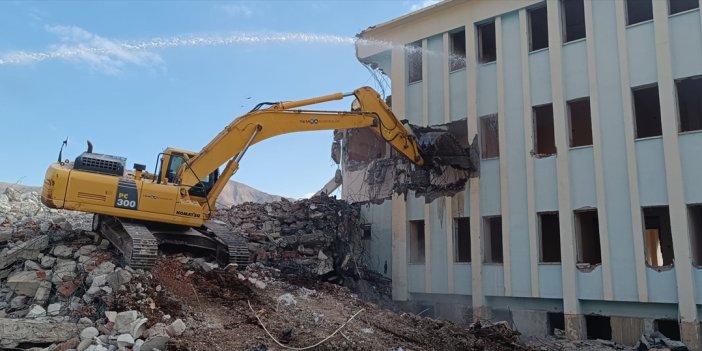 Hakkari'de Çölemerik Meslek Yüksekokulu binasının yıkımına başlandı