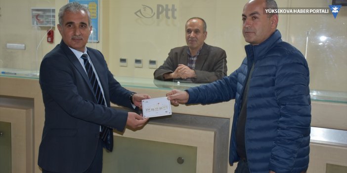 Hakkari'de PTT'ye gelen 183. müşteriye pul serisi hediye edildi