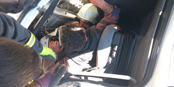 Gürpınar'da devrilen kamyonun sürücüsü yaralandı