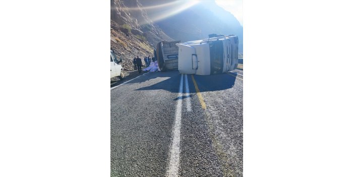 Çukurca yolunda devrilen kamyonun sürücüsü yaralandı