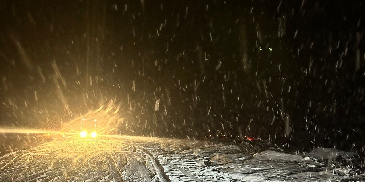Yüksekova'da kar yağışı: Haruna geçidinde araçlar mahsur kaldı