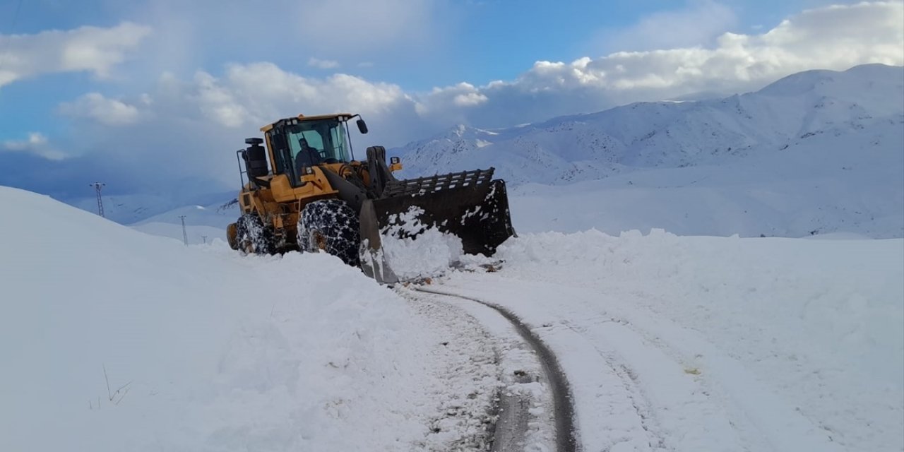 Yüksekova'da kardan kapanan mezra yolu ulaşıma açıldı