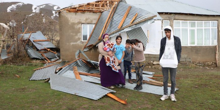 Yüksekova'da kuvvetli rüzgarda 1 evin çatısı uçtu