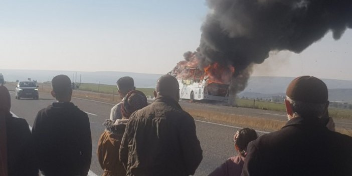 Diyarbakır'da seyir halindeki yolcu otobüsü alev aldı