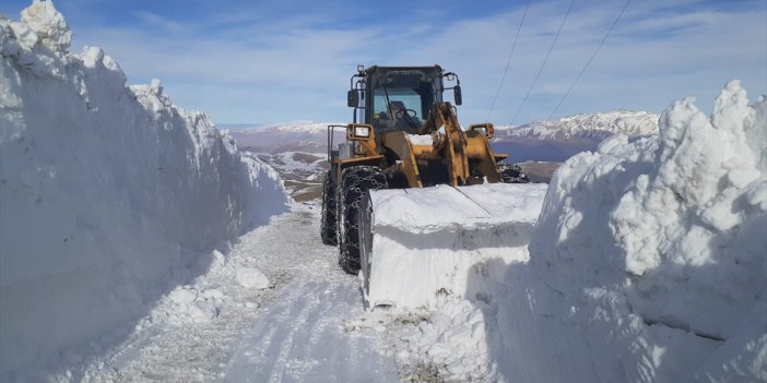 Yüksekova'da kardan kapanan üs bölgelerinin yolu açıldı