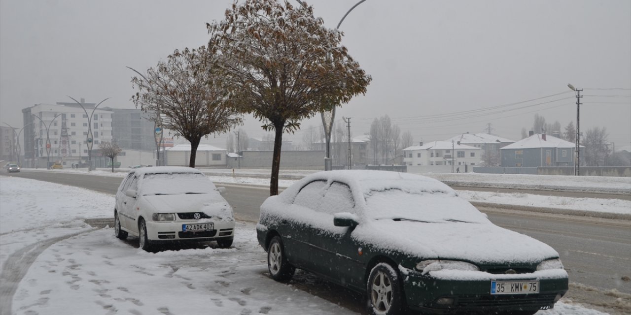 Yüksekova'da kar yağışı 1 köy, 6 mezra yolunu kapattı