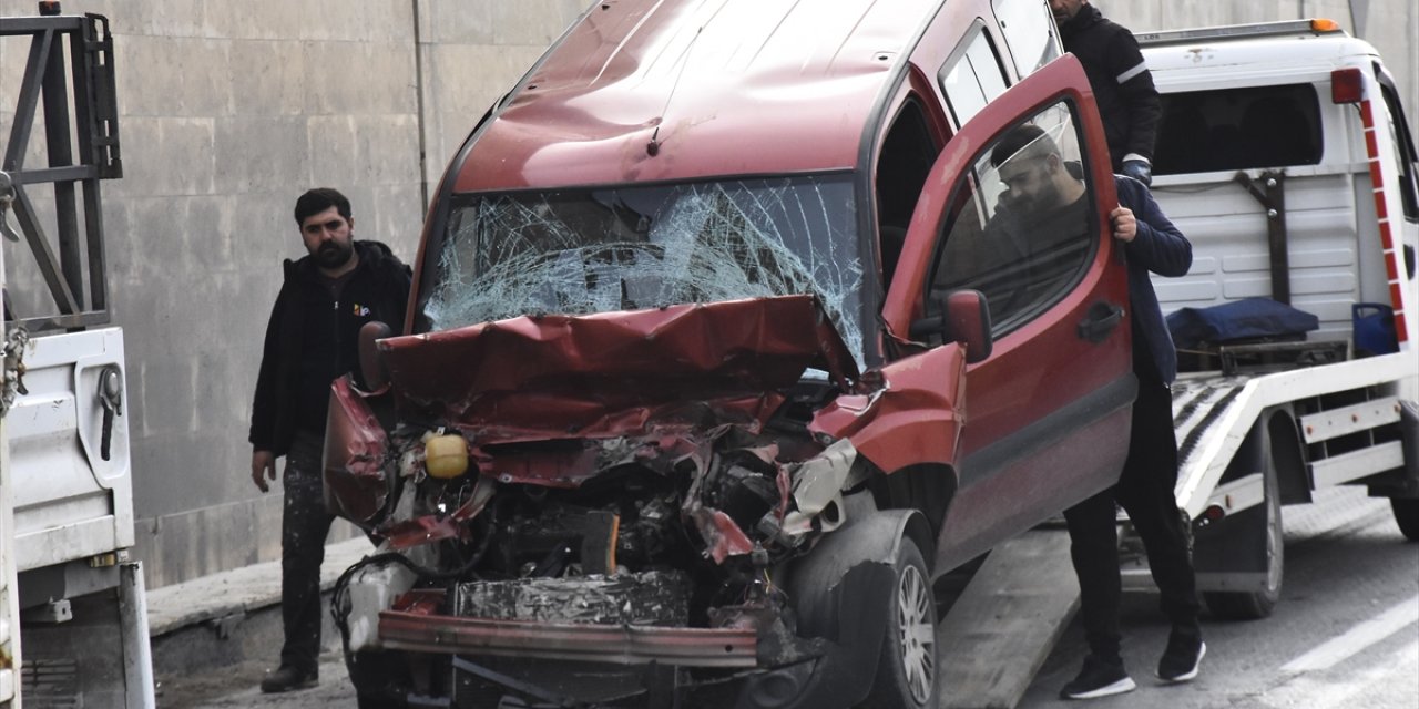 Van'da 4 aracın karıştığı kazada 2 kişi yaralandı