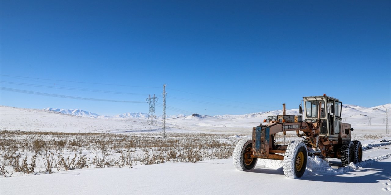 Van’da 96 yerleşim yerinin yolu kardan kapandı