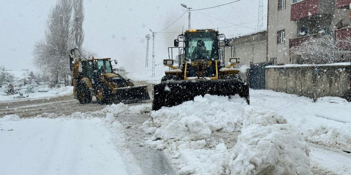 Yüksekova'da karla mücadele çalışması sürüyor