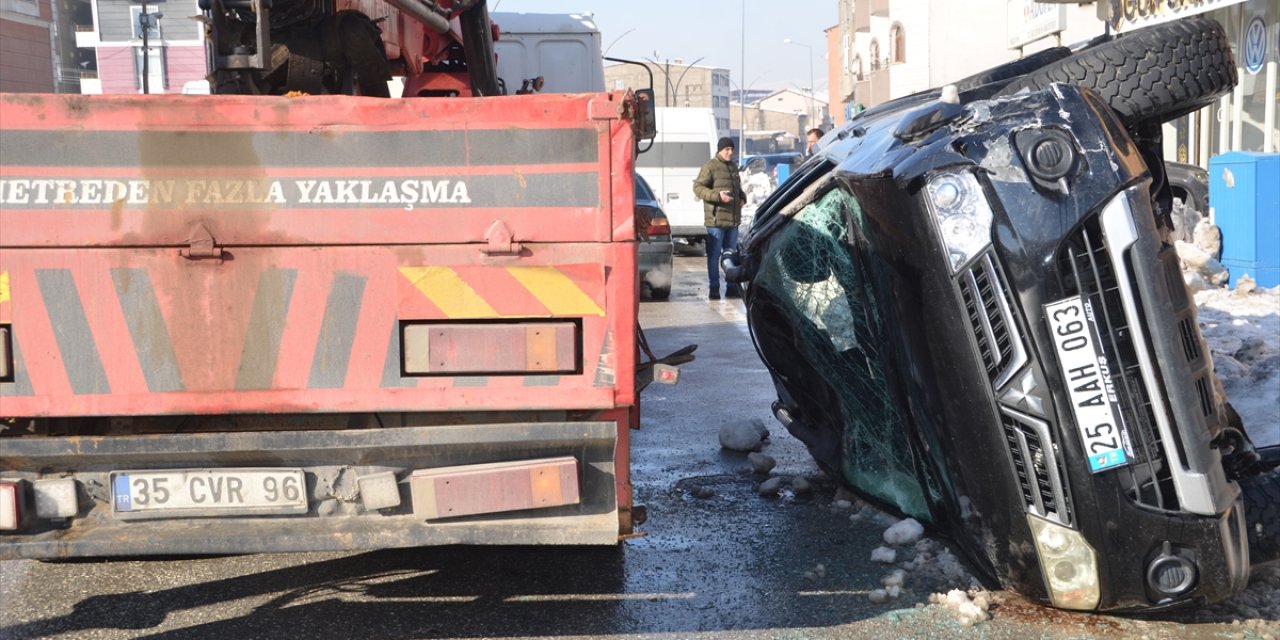 Yüksekova'da devrilen kamyonetteki 3 kişi yaralandı