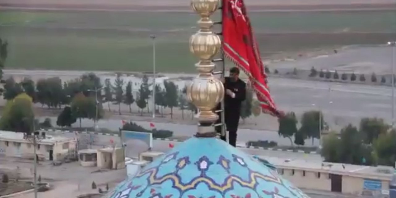 İran’da Kum kentindeki caminin kubbesine 'intikam bayrağı' çekildi