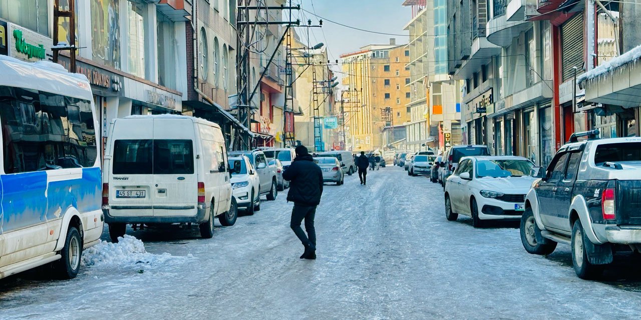 Yüksekova'da buz pistine dönen yollar can güvenliğini tehdit ediyor
