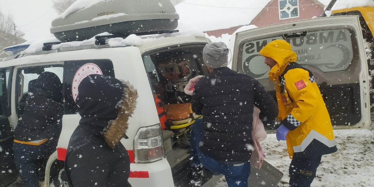 Yüksekova'da ekipler yolu kapalı köyde rahatsızlanan bebek için seferber oldu