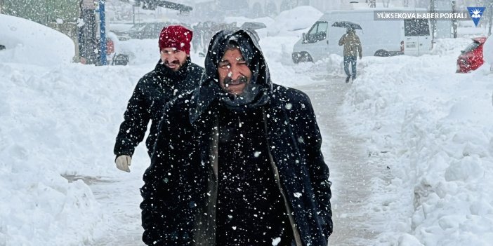 Yüksekova'da 136 yerleşim yerinin yolu kardan kapandı