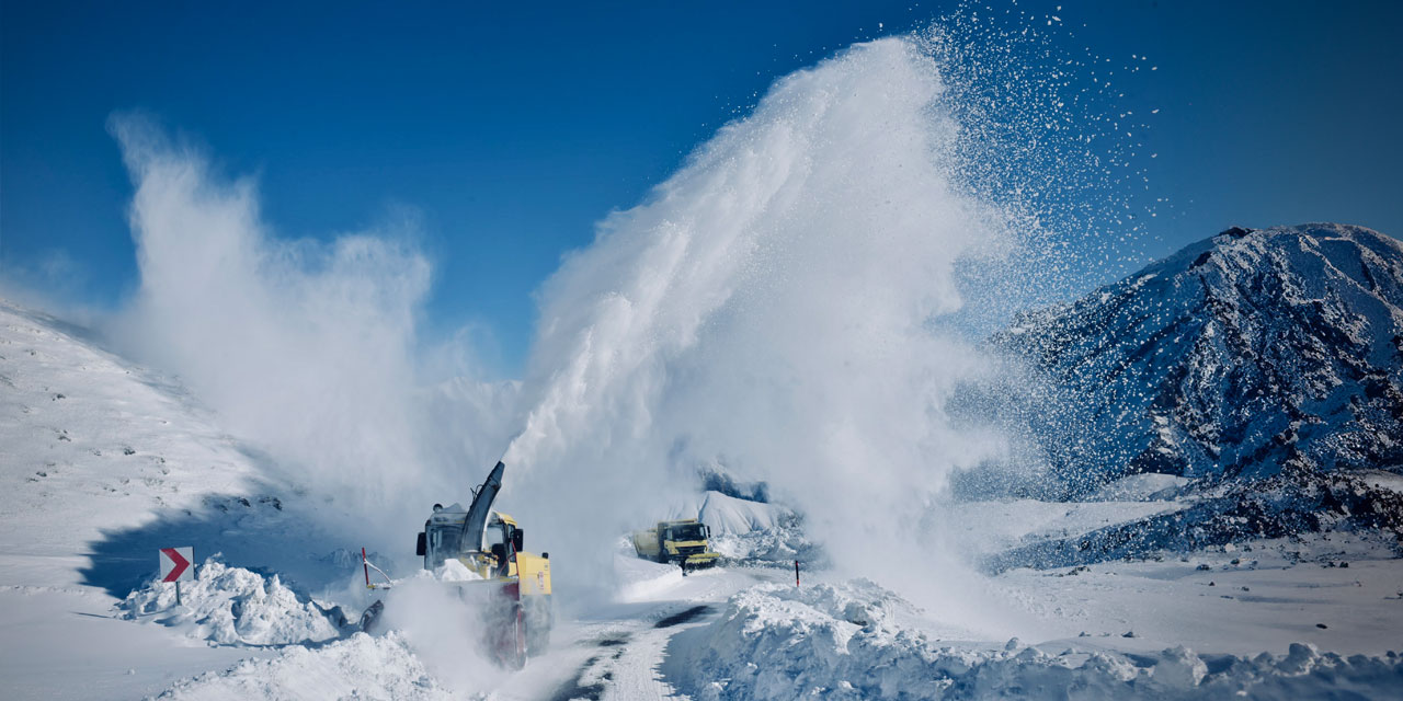 Hakkari'de kardan kapanan yollar açılıyor: 6 köy ve 22 mezra kaldı