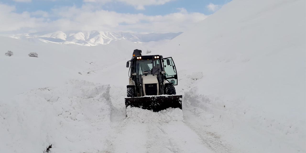 Kar yağışı Hakkari'de 355 yerleşim yerinin yolunu kapattı