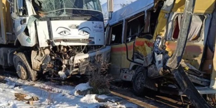 Van’da hat minibüsü ile kamyon çarpıştı: 11 kişi yaralandı